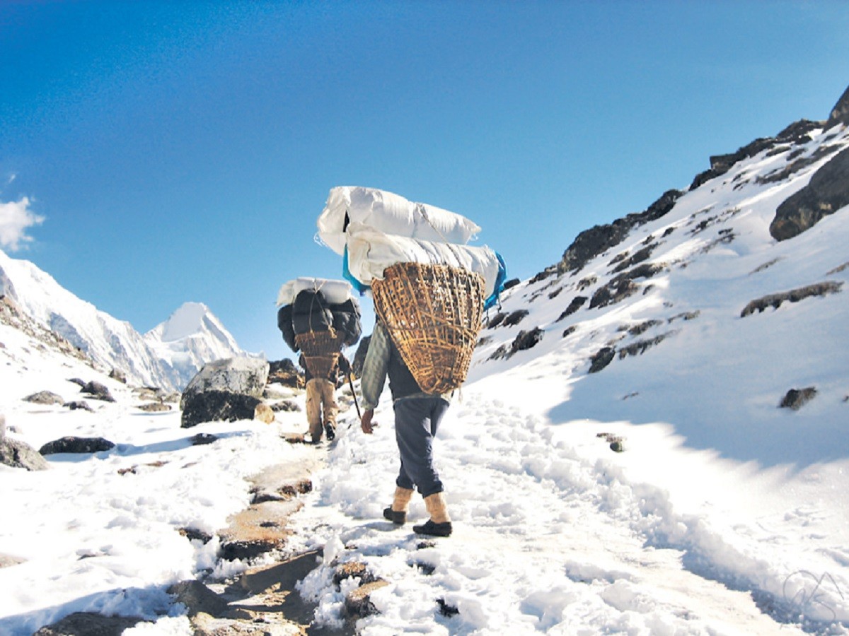 life of a porter in ebc trek